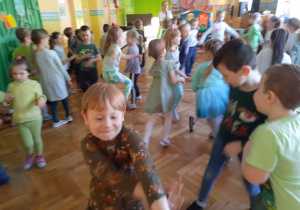 Dzieci uczestniczą we wspólnych tańcach